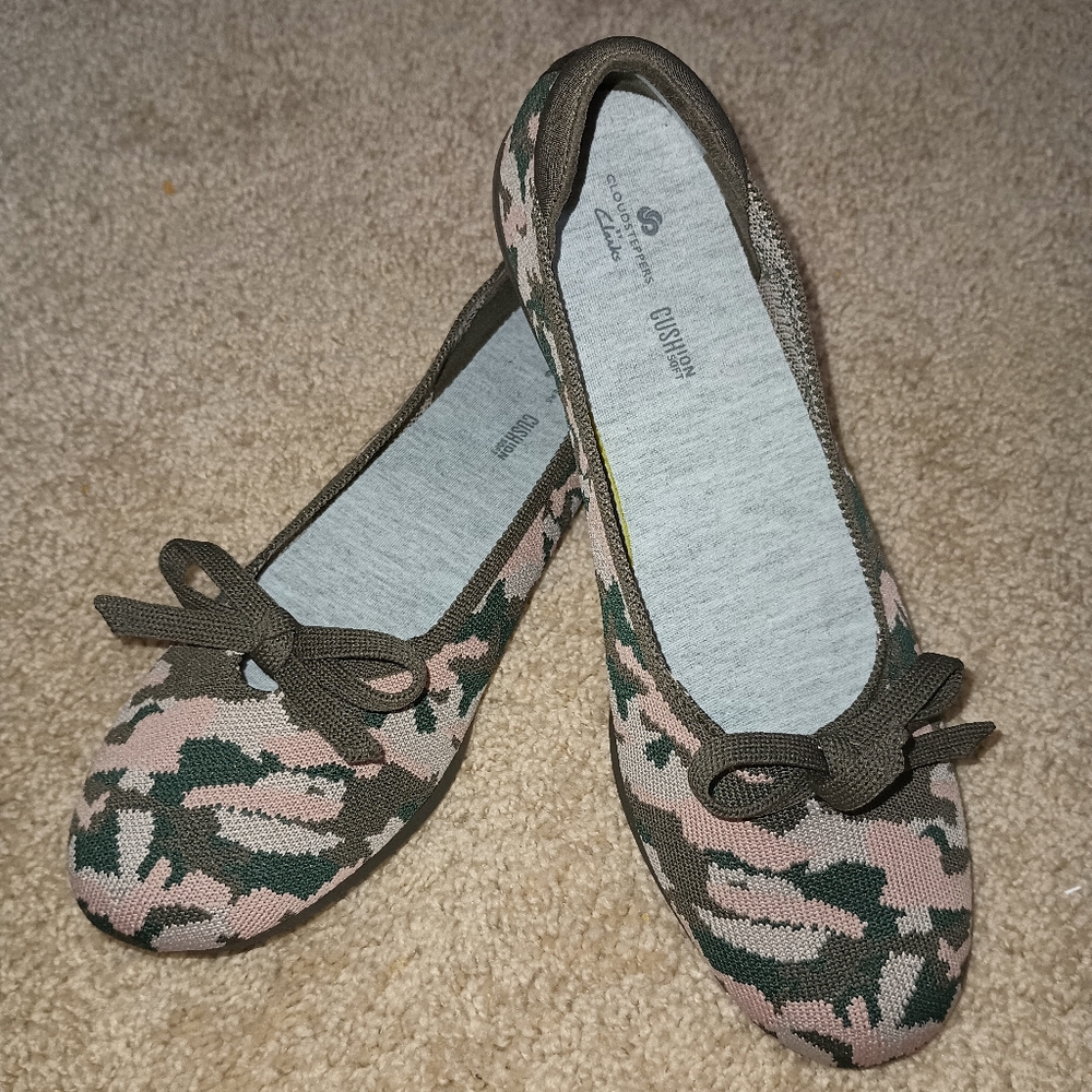 Cloudsteppers by Clarks Carly Hope Camouflage Flats with Bow 8M‎
